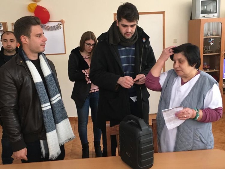 Ротаракт зарадва възрастните на Кенана с аудиокиги и музикална уредба