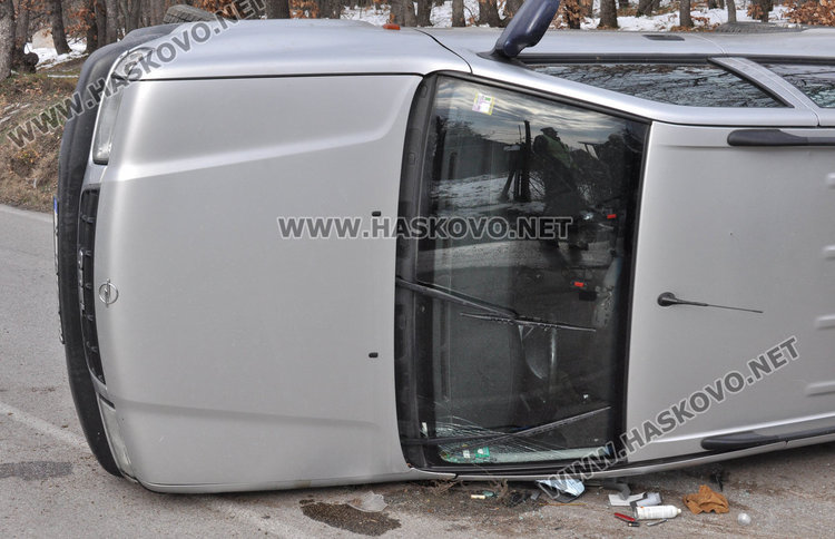 Шофьор на Опел се обърна край „Кенана“