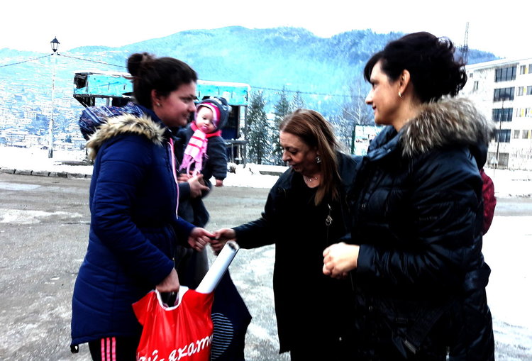 Жените и младежите от структурите на ГЕРБ дариха социално слаби семейства в Смолян