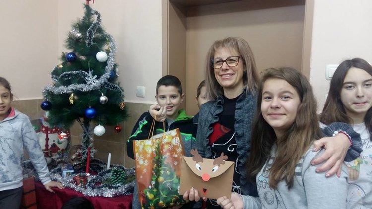 Петокласници зарадваха децата от Дома в Дебър
