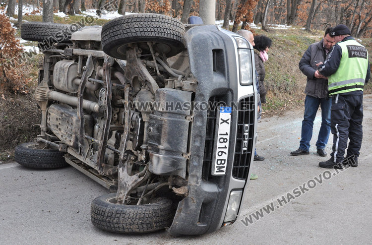 Шофьор на Опел се обърна край „Кенана“