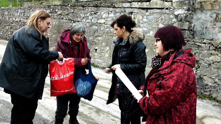 Жените и младежите от структурите на ГЕРБ дариха социално слаби семейства в Смолян