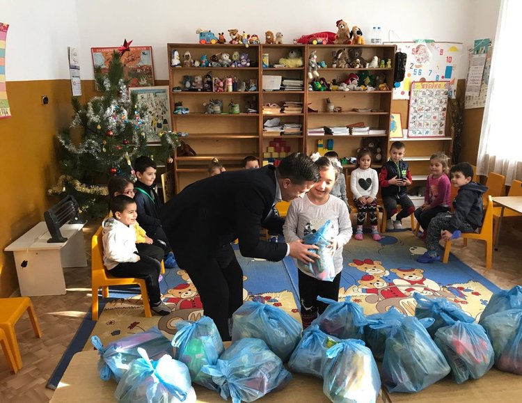 Ферди Мурад зарадва децата от Костино с торбички пълни с лакомства 