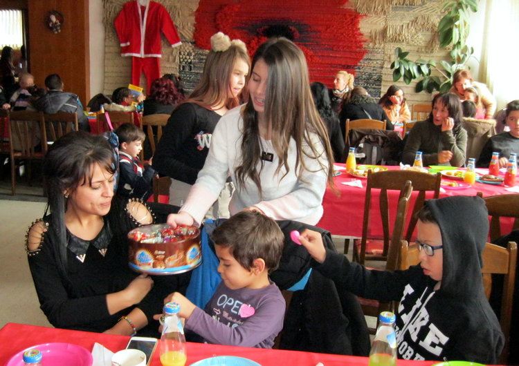 Дъщерята на Димчо Михалевски зарадва 90 деца от Смолян за Коледа   