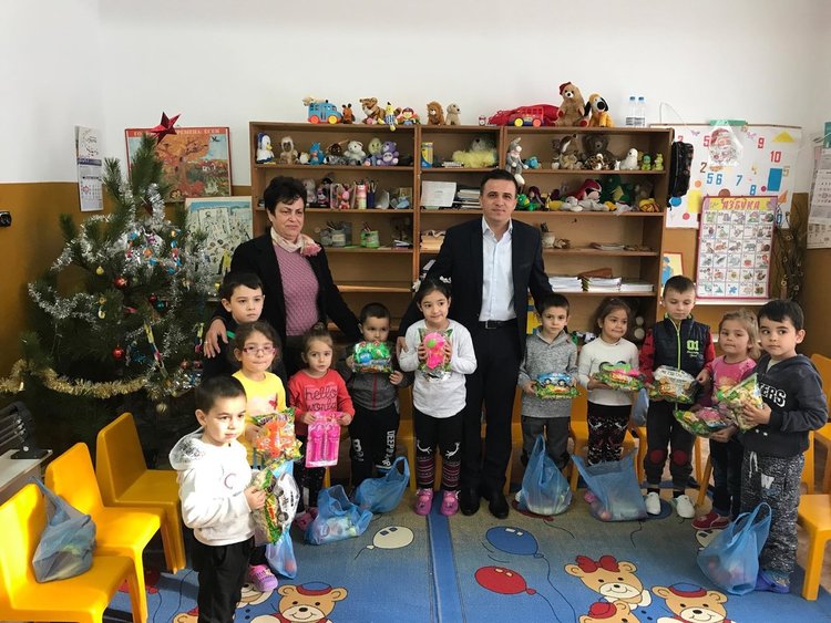 Ферди Мурад зарадва децата от Костино с торбички пълни с лакомства 