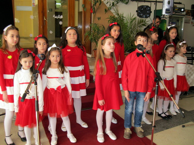 Дъщерята на Димчо Михалевски зарадва 90 деца от Смолян за Коледа   