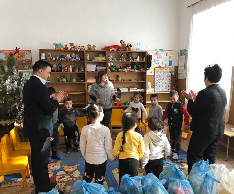 Ферди Мурад зарадва децата от Костино с торбички пълни с лакомства 