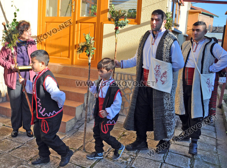 Коледари пяха за здравето на узунджовци