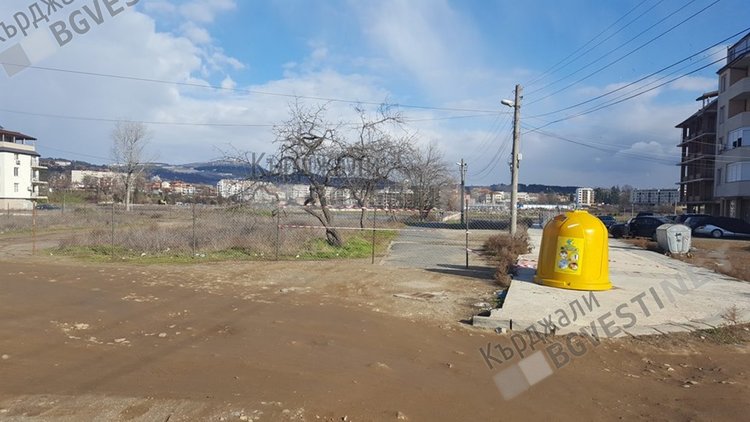 Кърджалиец си „подари” електрически стълб за Коледа, съседи се оплакват, че ще ходят по тъмно