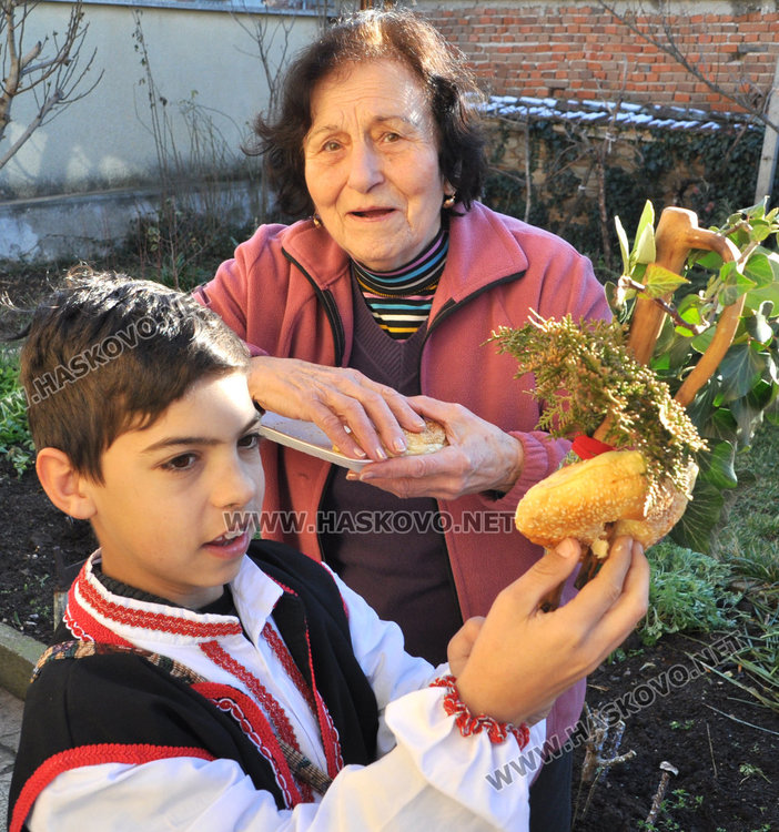 Коледари пяха за здравето на узунджовци