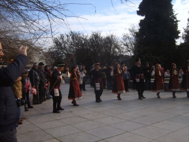 Самодейци представиха обичая Коледуване в Гледка