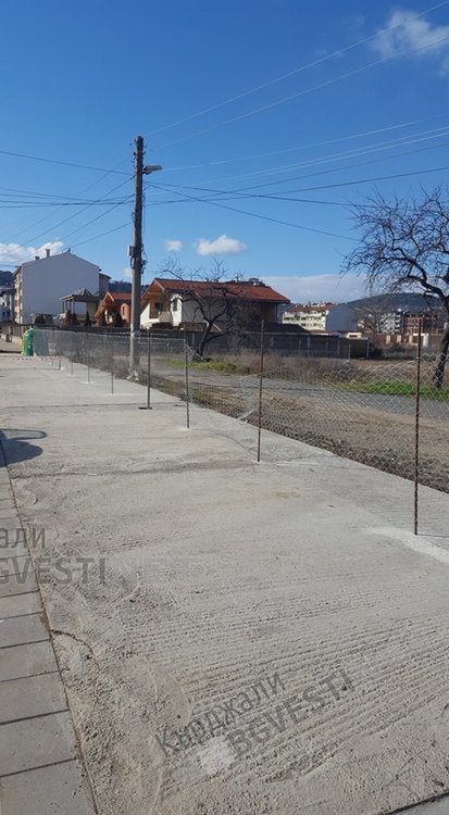 Кърджалиец си „подари” електрически стълб за Коледа, съседи се оплакват, че ще ходят по тъмно