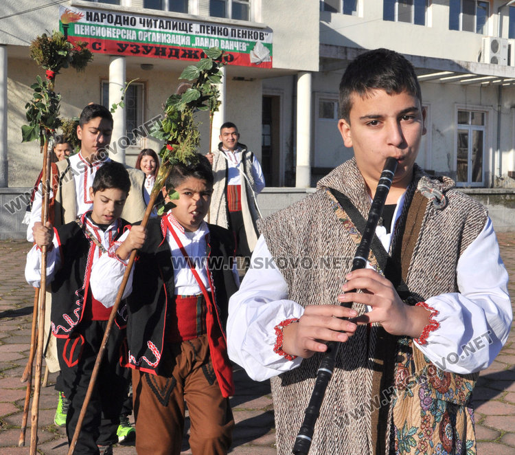 Коледари пяха за здравето на узунджовци