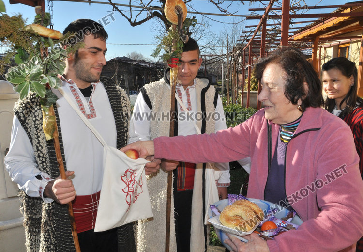 Коледари пяха за здравето на узунджовци
