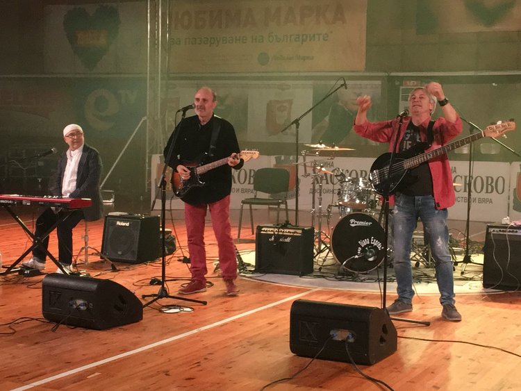 „Тоника Домини“  и „Диана Експрес“ пяха златни хитове за Хасково