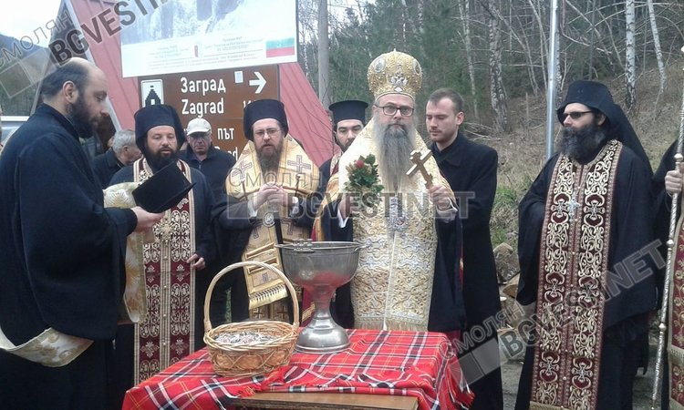 Бус катастрофира преди Чепеларе докато раздават курбана срещу войната по пътищата