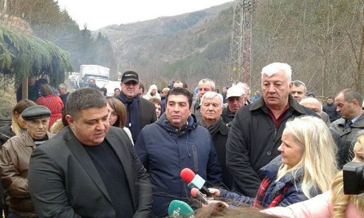 Раздадоха курбан и осветени ключодържатели за закрила на шофиращите по пътя Пловдив - Смолян