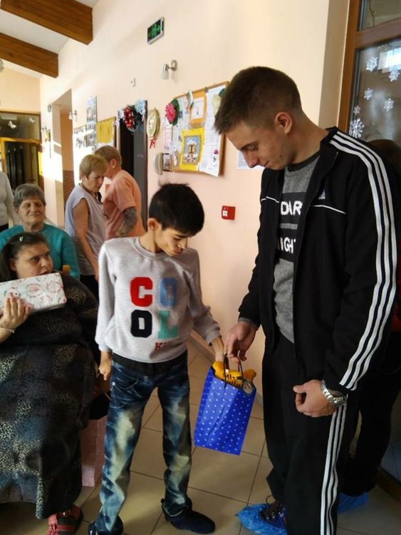 180 бедни деца от димитровградско получиха коледни подаръци за Рождество Христово