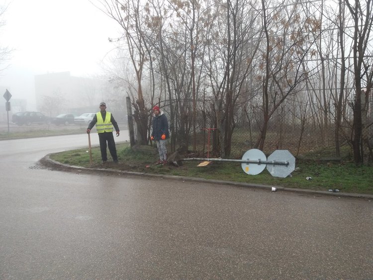 Работници възстановяваха днес съборения "Стоп"