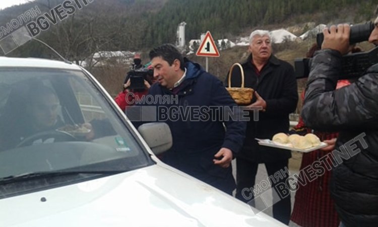 Бус катастрофира преди Чепеларе докато раздават курбана срещу войната по пътищата