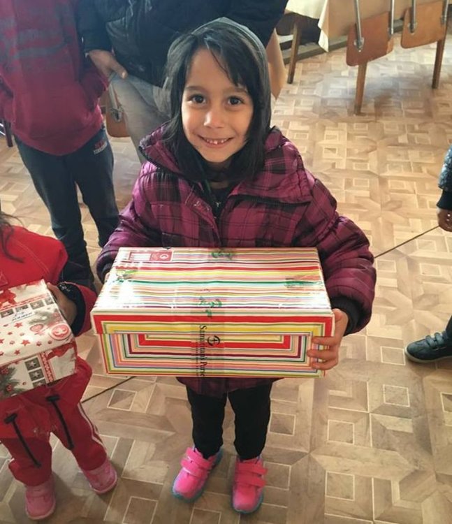 180 деца от социално-слаби семейства в община Димитровград получиха коледни подаръци в дните между Рождество Христово и Нова година, снимки - "Подари усмивка"