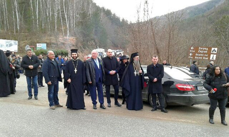 Раздадоха курбан и осветени ключодържатели за закрила на шофиращите по пътя Пловдив - Смолян