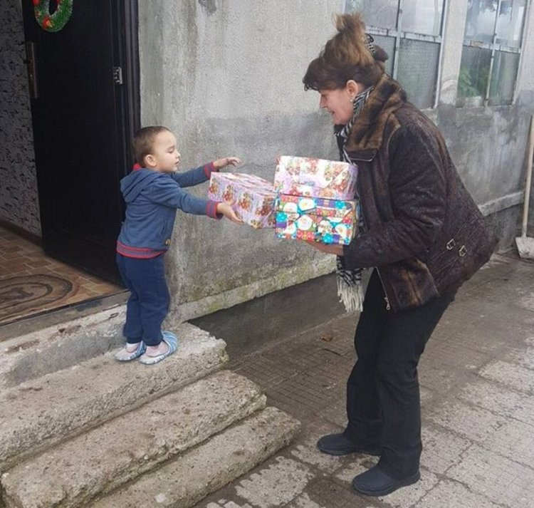 180 бедни деца от димитровградско получиха коледни подаръци за Рождество Христово