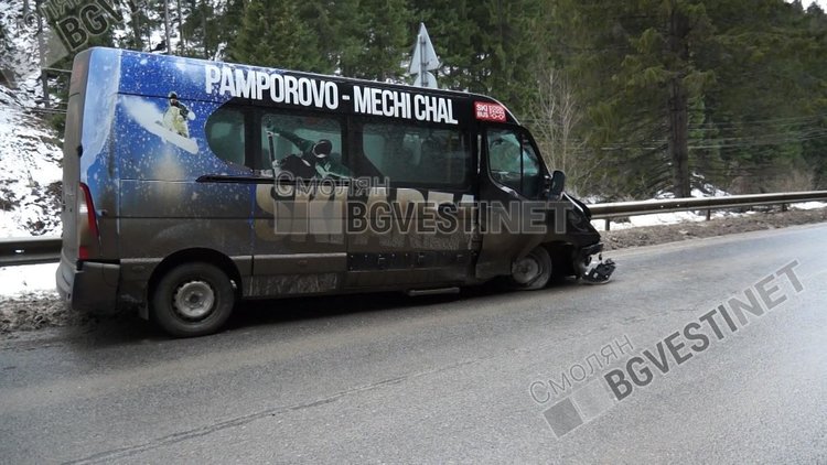 Бус катастрофира преди Чепеларе докато раздават курбана срещу войната по пътищата