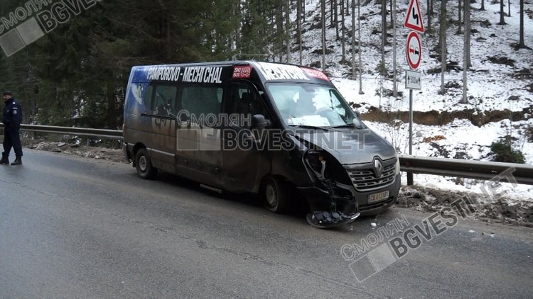 Бус катастрофира преди Чепеларе докато раздават курбана срещу войната по пътищата