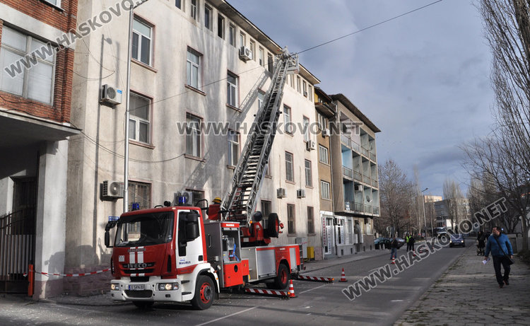 Окъртиха фасадата на полицията заради бурен вятър