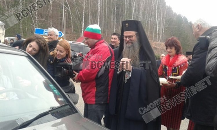 Бус катастрофира преди Чепеларе докато раздават курбана срещу войната по пътищата