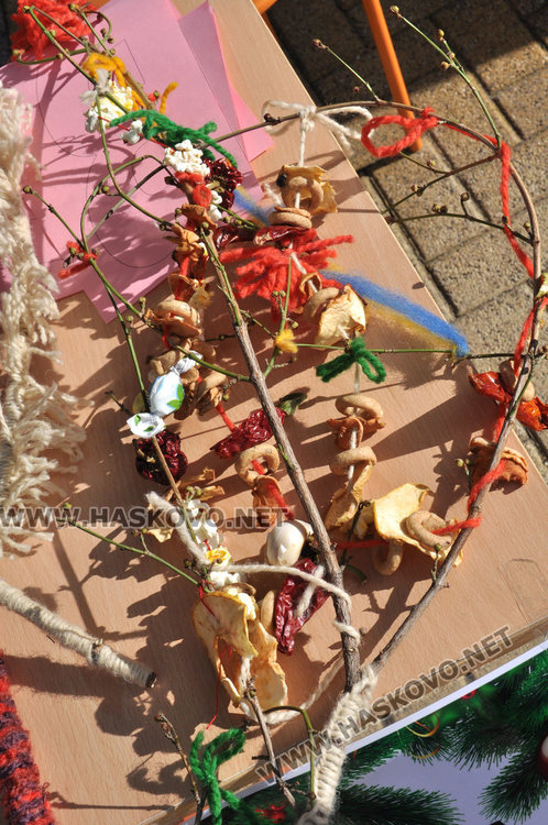 Деца помагат на деца в Коледна благотворителна сурвакарница