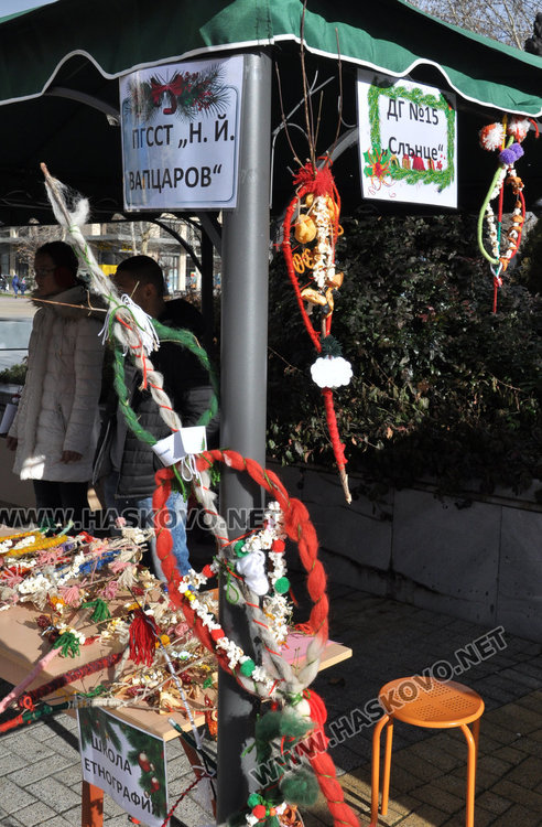 Деца помагат на деца в Коледна благотворителна сурвакарница