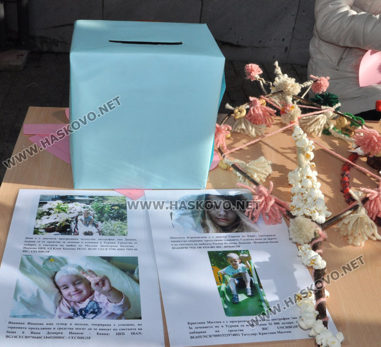 Деца помагат на деца в Коледна благотворителна сурвакарница