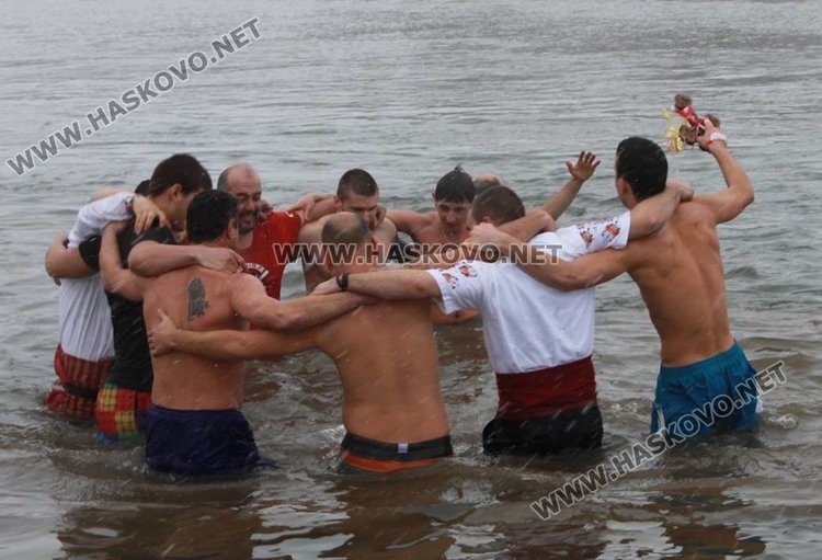 Търсят смелчаци да извадят кръста на Йордановден в Димитровград
