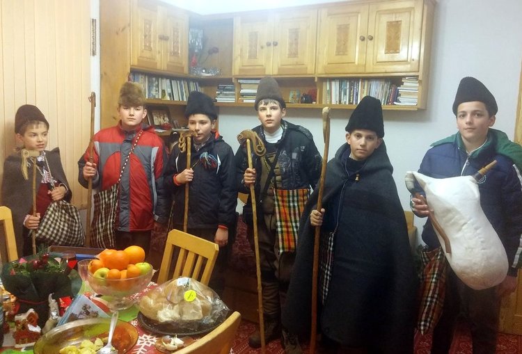 Коледарчетата на Момчиловци дариха над 900 лв за семействата, останали без дом заради пожар