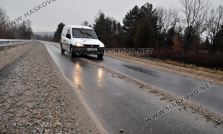 Разпилян чакъл край Хасково дебне жертви на пътя