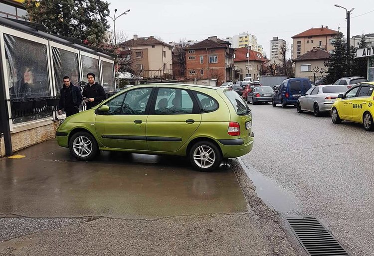 Хасковлии: Нагъл шофьор затапи паркинг до магазин и кафене