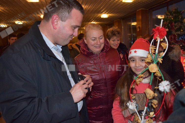 Областният управител на коледен благотворителен базар