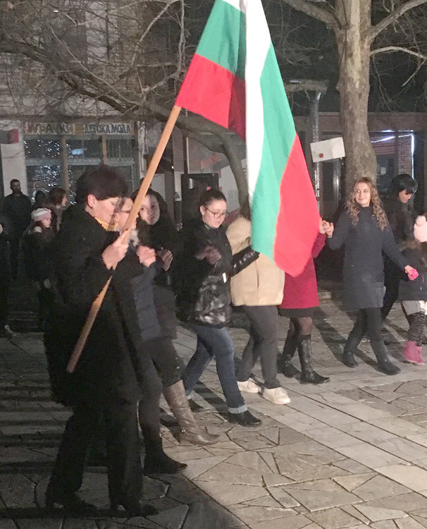 Кметица поведе с байрак хорото за Нова година