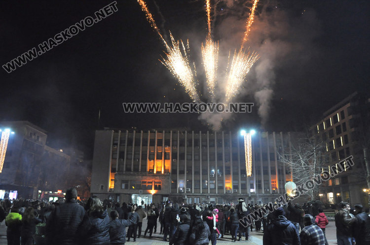 Хасковлии посрещнаха 2018-а с концерт на Николай Славеев и фойерверки