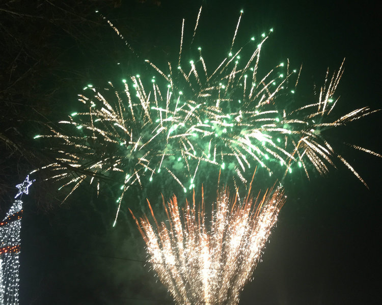 Кметица поведе с байрак хорото за Нова година