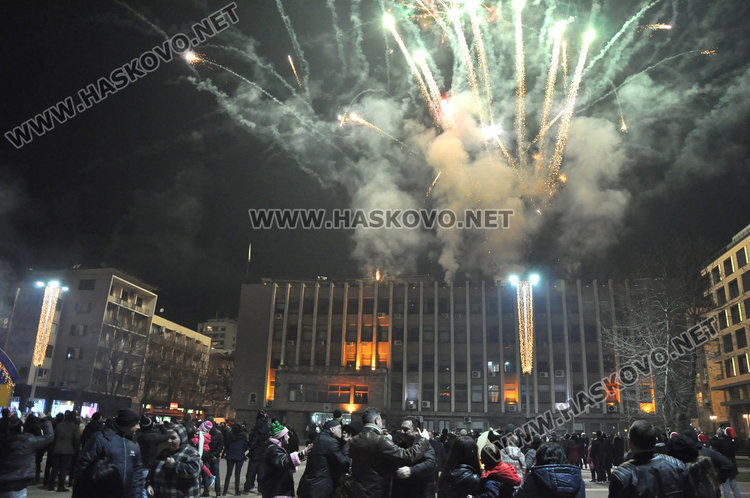 Хасковлии посрещнаха 2018-а с концерт на Николай Славеев и фойерверки