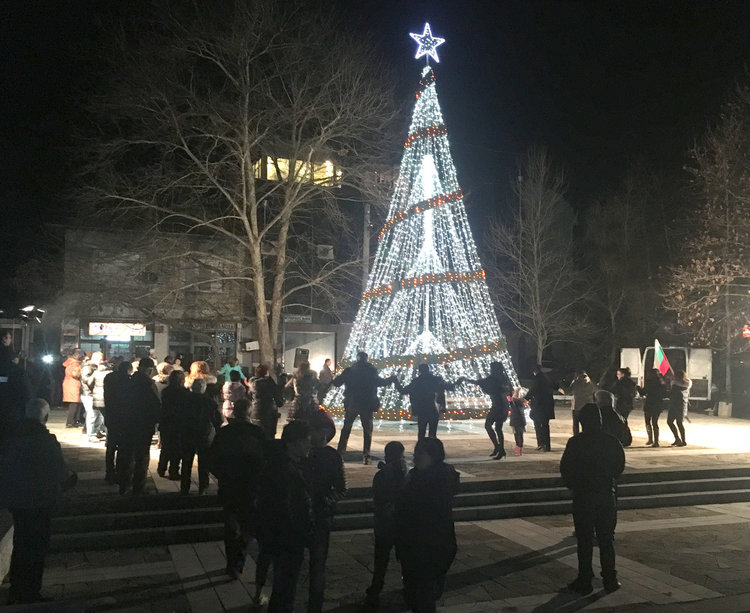 Кметица поведе с байрак хорото за Нова година