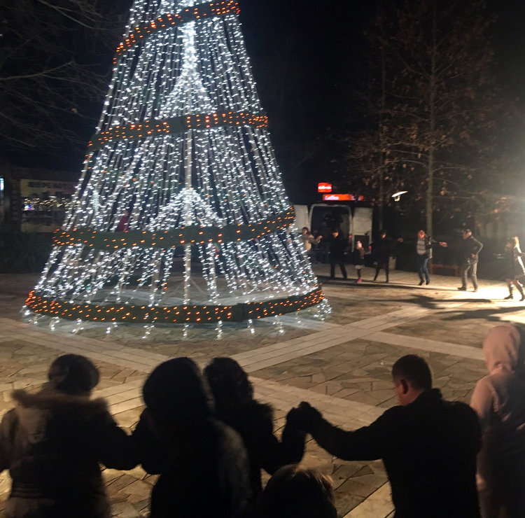 Кметица поведе с байрак хорото за Нова година