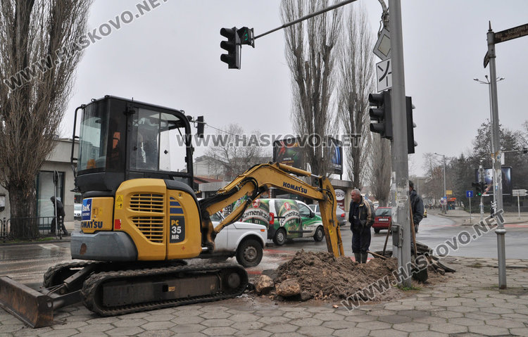 Заради авария разкопаха тротоара край светофара до Зеленчуковия пазар