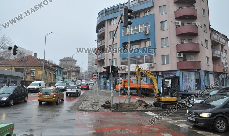 Заради авария разкопаха тротоара край светофара до Зеленчуковия пазар
