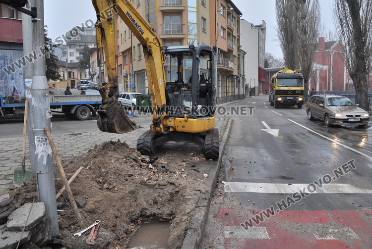 Заради авария разкопаха тротоара край светофара до Зеленчуковия пазар