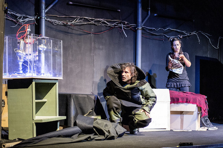 Новогодишен бонус в театъра и премиера през януари