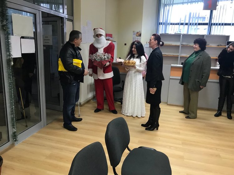 Дядо Данъчко и Кампания 2018 посрещнаха първите клиенти на НАП в Кърджали